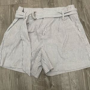 Shorts with waist tie